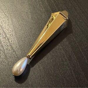 ⚜️3 for $30⚜️ Vintage Gold Tone Bar Brooch with Hanging Faux Pearl